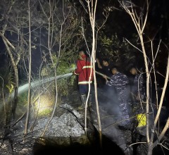Prajurit Lanal Ranai Bantu Padamkan Kebakaran Lahan