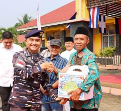 HUT Ke-81 TNI, Lanal Bintan Salurkan Ratusan Paket Sembako Untuk Warga Bintan Timur