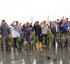 TNI AL - PERINGATI HARI BUMI 2026, KODAERAL III BERSAMA CTARSA FOUNDATION GELAR AKSI BERSIH-BERSIH