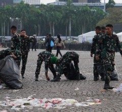 Aksi Bersih-bersih Sampah di Monas Setelah Pam May Day