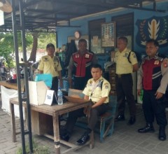 Siang Hari Polisi Sambangi Warga, Ajak Aktif Jaga Kamtibmas dan Gunakan Layanan 110