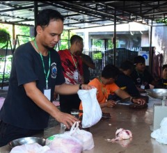 MASYARAKAT TERIMA PEMBAGIAN DAGING QURBAN KORPS MARINIR DI MASJID JANNATIN