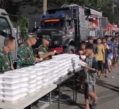 Prajurit Bekangdam Jaya Tak Kenal Lelah Sediakan Makanan bagi Korban Kebakaran Kemayoran