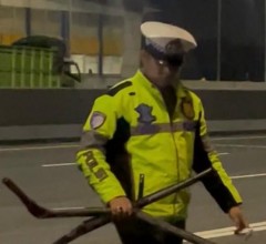 Polantas KARIB Aksi Humanis  Dua Pesonil PJR Induk BSD Korlantas Polri Mengamankan Besi yang tergele