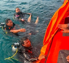 TNI AL LANAL LABUAN BAJO BERSAMA TIM SAR GABUNGAN EVAKUASI WISATAWAN TENGGELAM DI PERAIRAN PULAU KEL