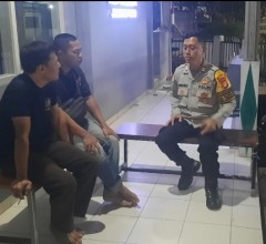 Dini Hari, Bhabinkamtibmas Pulogadung Sambangi Poskamling untuk Perkuat Cooling System dan Cegah Taw