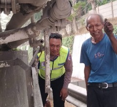 Polantas Karib Bersama Iptu Bayu Ferdian Fembriano Induk PJR BSD Korlantas Polri Bantu Seorang  Kake