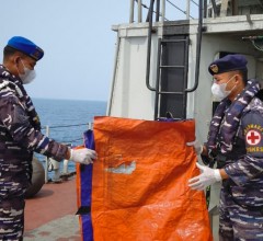 HARI KE-6 PENCARIAN, KRI TELUK GILIMANUK-531 TEMUKAN PELAMPUNG DAN TERPAL DI PERAIRAN SELAT SUNDA