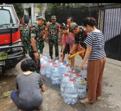 ATASI KESULITAN RAKYAT, KODIM 0504/JAKARTA SELATAN SALURKAN AIR BERSIH KE PEMUKIMAN WARGA