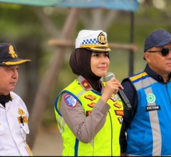 Korlantas Polri Polisi Bersama Masyarakat  Ka induk BSD Kompol Darma Memberikan Edukasi untuk Sopir 