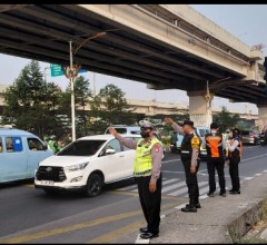Polsek Duren Sawit Gelar Pengaturan Lalu Lintas Pagi di TL Borobudur, Bantu Urai Kepadatan