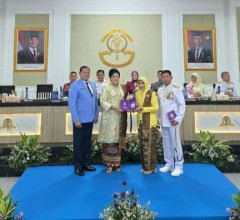 Ketua Umum PPAL Serahkan KTA Kepada 39 Pati Wisudawan Pada Upacara Wisuda Purnawira di AAL Bumi Moro