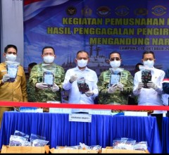 TNI AL MUSNAHKAN RIBUAN CARTRIDGE LIQUID VAPE MENGANDUNG NARKOTIKA SENILAI MILIARAN RUPIAH DI LAMPUN