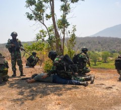 PRAJURIT KORPS MARINIR GEMPUR PERTAHANAN MUSUH, INFANTERI DAN TANK REBUT SASARAN