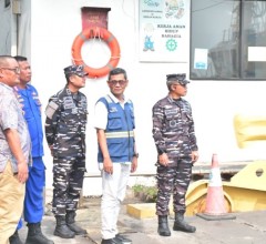 DUKUNG KESELAMATAN PELAYARAN, TNI AL PASTIKAN FASILITAS PENYEBERANGAN DI PELABUHAN MERAK
