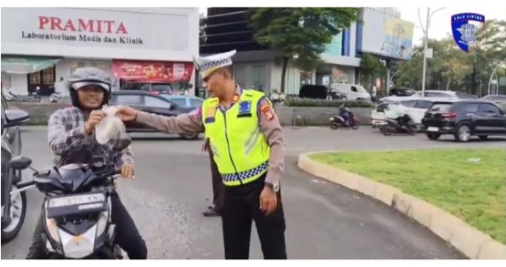 Kepedulian Unit Turjawali Lantas Polres Metro Bekasi Kota Berbagi Takjil Gratis 