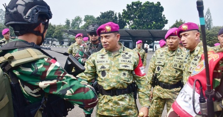 PANGKORMAR TUMBUHKAN SEMANGAT DAN PERIKSA KESIAPAN SATUAN UNSUR TUGAS MARINIR LATMA MULTILATERAL RIM
