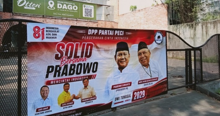 Sambut HUT RI, Spanduk Partai Peci dukung Prabowo - AHA Aituarauw Bertebaran di Kota Bandung 