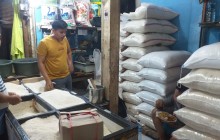 Stok beras di pasar Cakung masih memadai dan Harga  sembako normal, pedagang harap penjualan meningk