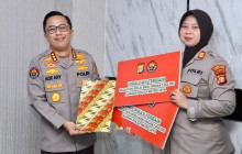Kabid Humas Polda Metro Jaya Beri Penghargaan Kepada Kasi Humas Dan Personel Berprestasi