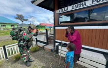Dengan Hati Yang Gembira Dokter Memberikan Layanan Pengobatan Kepada Mama Papua
