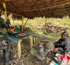   Prajurit Satgas Yonif 432 Kostrad Segera Berikan Pertolongan Kepada Anak Papua Yang Tertusuk Paku