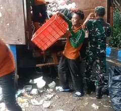 Babinsa Koramil 01/Menteng Membantu Anggota PPSU Bersihkan Sampah