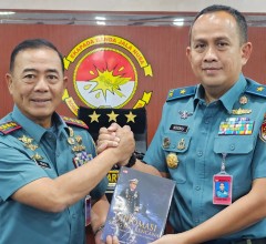 Pangkoarmada RI Berikan Buku "Diplomasi Sang Hiu Kencana" kepada Seluruh Perwira Mako Koarmada R